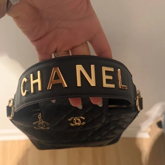 Chanel Black Quilted Shoulder Bag with Gold Accents Vip Chanel - Picture 2 of 4